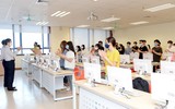 [Ảnh] Sau 3 tháng nghỉ học từ Tết, sinh viên được nhận món quà bất ngờ ngày đầu tiên đến trường