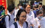 [Ảnh] Phó Chủ tịch UBND TP Hà Nội động viên thí sinh gãy tay được bố trí thi riêng có người chép hộ