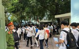 [Ảnh] Phó Chủ tịch UBND TP Hà Nội động viên thí sinh gãy tay được bố trí thi riêng có người chép hộ