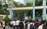 [Ảnh] Phó Chủ tịch UBND TP Hà Nội động viên thí sinh gãy tay được bố trí thi riêng có người chép hộ