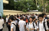 [Ảnh] Phó Chủ tịch UBND TP Hà Nội động viên thí sinh gãy tay được bố trí thi riêng có người chép hộ