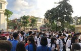 [Ảnh] Phó Chủ tịch UBND TP Hà Nội động viên thí sinh gãy tay được bố trí thi riêng có người chép hộ