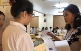 [Ảnh] Phó Chủ tịch UBND TP Hà Nội động viên thí sinh gãy tay được bố trí thi riêng có người chép hộ