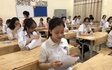 [Ảnh] Phó Chủ tịch UBND TP Hà Nội động viên thí sinh gãy tay được bố trí thi riêng có người chép hộ