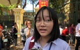 [Ảnh] Phó Chủ tịch UBND TP Hà Nội động viên thí sinh gãy tay được bố trí thi riêng có người chép hộ
