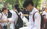 [Ảnh] Phó Chủ tịch UBND TP Hà Nội động viên thí sinh gãy tay được bố trí thi riêng có người chép hộ