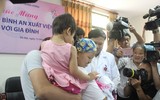 Vỡ òa ngày Đỗ Bình An - con trai sản phụ ung thư giai đoạn cuối xuất viện