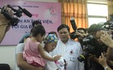 Vỡ òa ngày Đỗ Bình An - con trai sản phụ ung thư giai đoạn cuối xuất viện