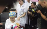 Vỡ òa ngày Đỗ Bình An - con trai sản phụ ung thư giai đoạn cuối xuất viện