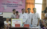 Vỡ òa ngày Đỗ Bình An - con trai sản phụ ung thư giai đoạn cuối xuất viện