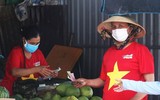 [Ảnh] 1.500 tiểu thương tại Đà Nẵng đồng loạt mặc áo cờ đỏ sao vàng, mong muốn đẩy lùi Covid-19