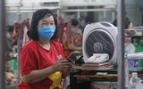 [Ảnh] 1.500 tiểu thương tại Đà Nẵng đồng loạt mặc áo cờ đỏ sao vàng, mong muốn đẩy lùi Covid-19