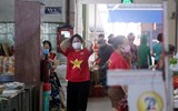 [Ảnh] 1.500 tiểu thương tại Đà Nẵng đồng loạt mặc áo cờ đỏ sao vàng, mong muốn đẩy lùi Covid-19