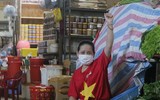 [Ảnh] 1.500 tiểu thương tại Đà Nẵng đồng loạt mặc áo cờ đỏ sao vàng, mong muốn đẩy lùi Covid-19