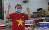 [Ảnh] 1.500 tiểu thương tại Đà Nẵng đồng loạt mặc áo cờ đỏ sao vàng, mong muốn đẩy lùi Covid-19