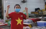 [Ảnh] 1.500 tiểu thương tại Đà Nẵng đồng loạt mặc áo cờ đỏ sao vàng, mong muốn đẩy lùi Covid-19