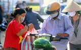 [Ảnh] 1.500 tiểu thương tại Đà Nẵng đồng loạt mặc áo cờ đỏ sao vàng, mong muốn đẩy lùi Covid-19