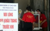 [Ảnh] 1.500 tiểu thương tại Đà Nẵng đồng loạt mặc áo cờ đỏ sao vàng, mong muốn đẩy lùi Covid-19