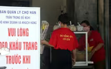 [Ảnh] 1.500 tiểu thương tại Đà Nẵng đồng loạt mặc áo cờ đỏ sao vàng, mong muốn đẩy lùi Covid-19