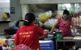 [Ảnh] 1.500 tiểu thương tại Đà Nẵng đồng loạt mặc áo cờ đỏ sao vàng, mong muốn đẩy lùi Covid-19
