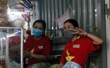 [Ảnh] 1.500 tiểu thương tại Đà Nẵng đồng loạt mặc áo cờ đỏ sao vàng, mong muốn đẩy lùi Covid-19