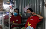 [Ảnh] 1.500 tiểu thương tại Đà Nẵng đồng loạt mặc áo cờ đỏ sao vàng, mong muốn đẩy lùi Covid-19