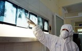 Những hình ảnh hiếm hoi bên trong phòng điều trị bệnh nhân Covid-19 nặng ở Đà Nẵng