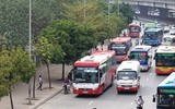 [Ảnh] Cận cảnh xe khách coi đường vành đai 3 như... bến xe