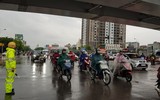 [Ảnh] Sau mưa lớn, người dân lội qua 