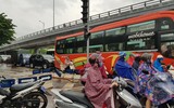 [Ảnh] Sau mưa lớn, người dân lội qua 