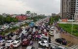 [Ảnh] Sau mưa lớn, người dân lội qua 