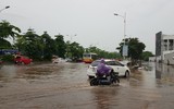 [Ảnh] Sau mưa lớn, người dân lội qua 