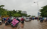 [Ảnh] Sau mưa lớn, người dân lội qua 