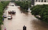 [Ảnh] Sau mưa lớn, người dân lội qua 