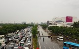 [Ảnh] Sau mưa lớn, người dân lội qua 