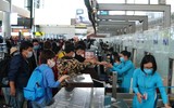 Cận cảnh hàng không xoay sở ứng phó giữa 