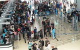 Cận cảnh hàng không xoay sở ứng phó giữa 