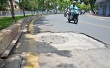 Hình ảnh 2 hố ga nổ bung xới mặt đất trên đường Trường Sa