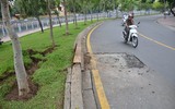 Hình ảnh 2 hố ga nổ bung xới mặt đất trên đường Trường Sa