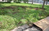 Hình ảnh 2 hố ga nổ bung xới mặt đất trên đường Trường Sa