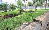 Hình ảnh 2 hố ga nổ bung xới mặt đất trên đường Trường Sa