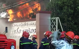 Hàng trăm Cảnh sát PCCC nỗ lực dập tắt đám cháy kéo dài hơn 4 giờ