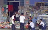 Thực phẩm bẩn “bủa vây” cổng trường học