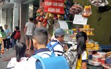 Thực phẩm bẩn “bủa vây” cổng trường học