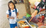 Thực phẩm bẩn “bủa vây” cổng trường học