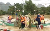 Giúp dân vượt lũ