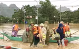 Giúp dân vượt lũ