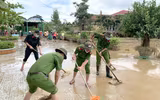 Giúp dân vượt lũ