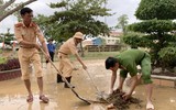 Giúp dân vượt lũ