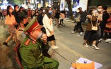 Người Hà Nội đón Giáng sinh không quên phòng chống dịch Covid-19